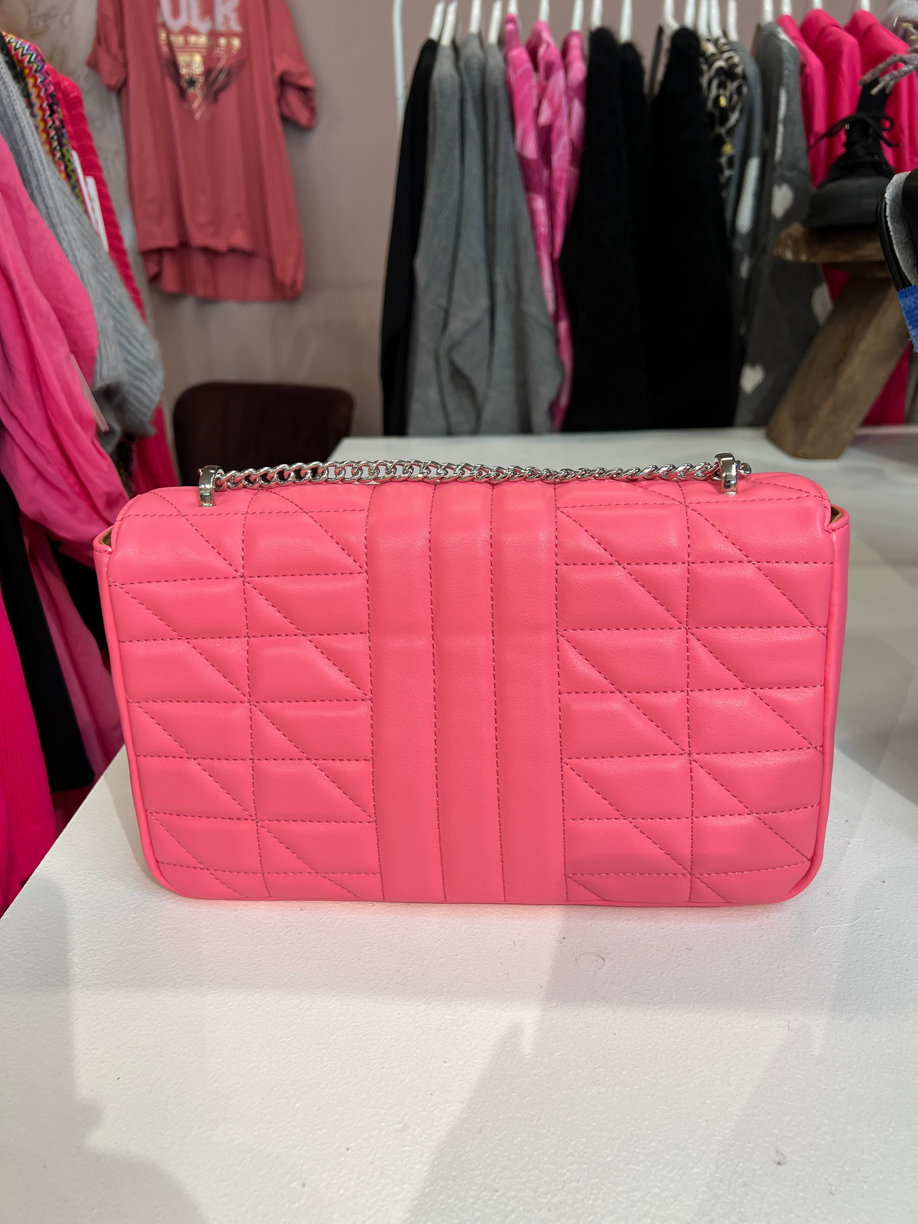 Hallie - Stor korsväska med silverfärgad kedja och stängning